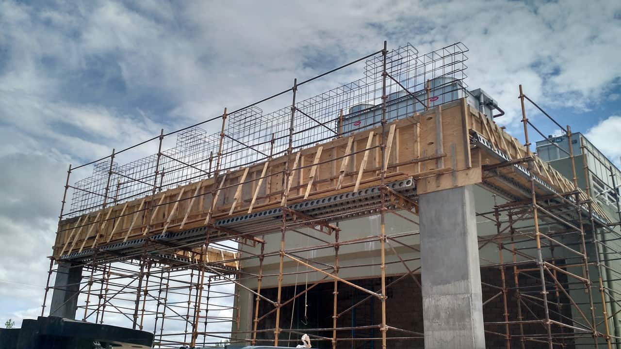 Estructura de hormigón en construcción, obra de COMAR Construcciones